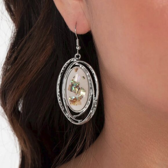 Paparazzi Jewelry Accessories - Ocean Floor Oracle - White Earrings - Vintage - Picture 1 of 6